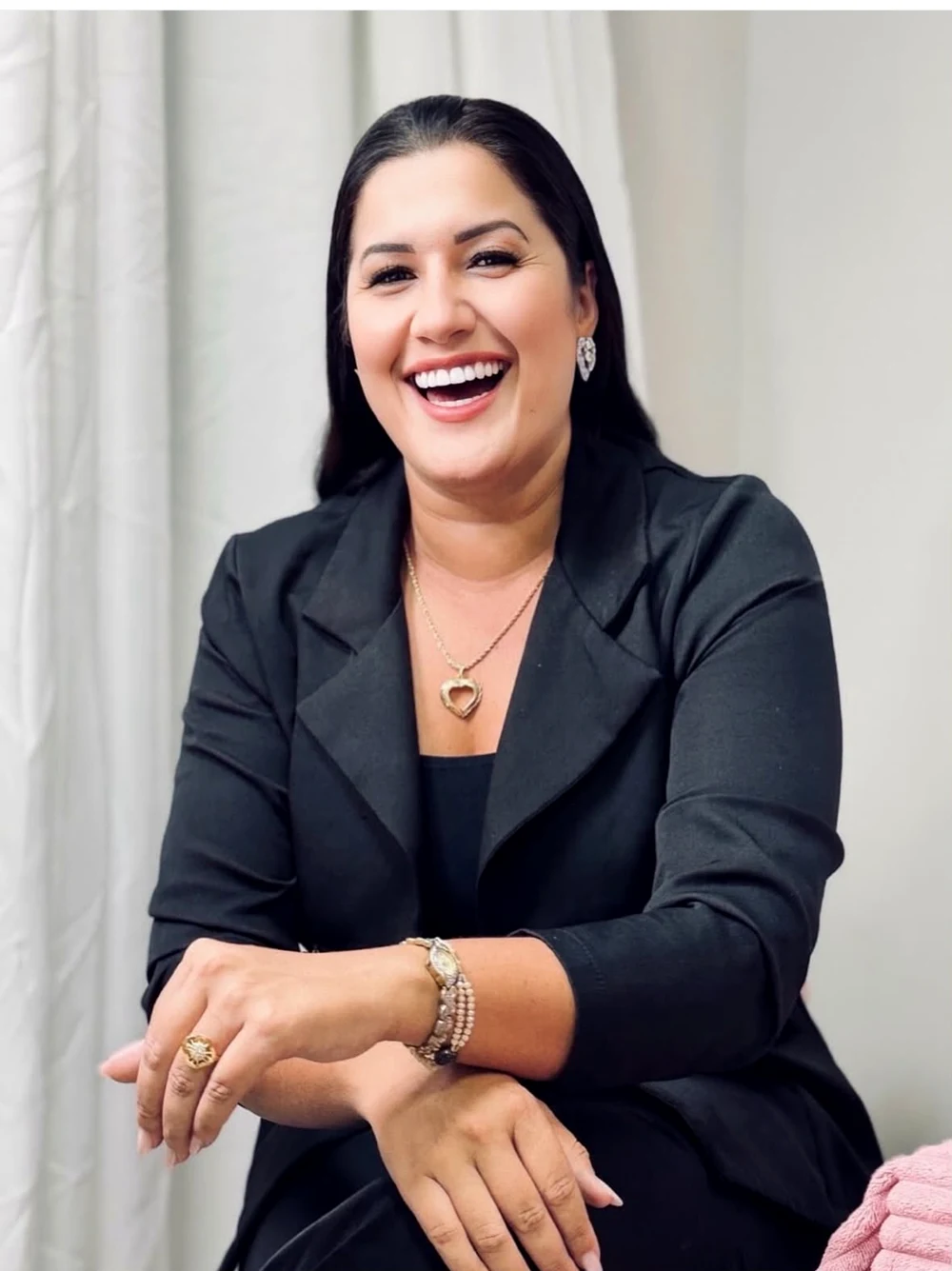 Priscila Fagundes sorrindo em retrato profissional